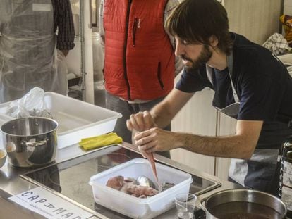 Marc Muñoz limpiando uno de los pescados.