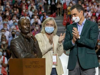 Pilar Goya, mujer de Alfredo Pérez Rubalcaba, y Pedro Sánchez en el homenaje realizado en el 40º congreso federal del PSOE.