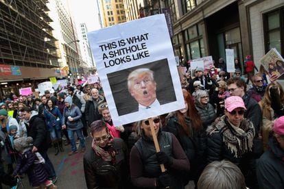 Si bien no se conocían cifras oficiales de participación, se estimaba en varios centenares de miles las personas que manifestaron este sábado en más de 200 ciudades de Estados Unidos. En la imagen, una mujer sostiene un cartel contra Donald Trump durante la marcha en Chicago.