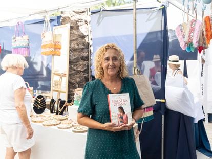 Lola Cabrillana, maestra y escritora gitana, en su puesto de accesorios de un mercadillo de Marbella.