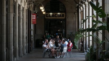 Turistas llenan las terrazas de la plaza Real, en Barcelona.