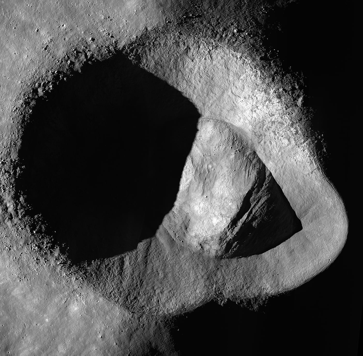 Imagen del cráter Ryder tomada por la sonda de la NASA LRO.