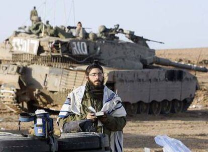 Un soldado israelí reza en la frontera con Gaza antes de participar en una operación en la franja en enero pasado.