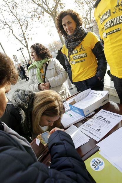 Las asociaciones de jueces y fiscales recogen firmas durante la protesta de una hora que ha parado los juzgados de Plaza Castilla, Madrid.