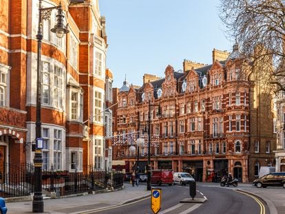 Clásicos edificios de ladrillo rojo en Mayfair (Londres)