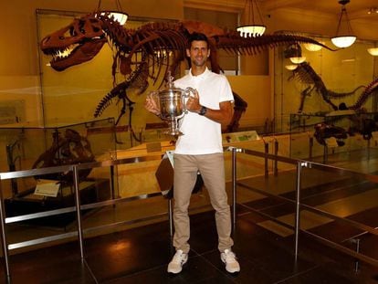 Djokovic posa en el Museo Americano de Historia Natural, ayer en Nueva York.