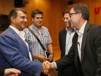 Laporta saluda a Benedito, detr&aacute;s Conet, de Seguiment FCB, y Freixa.