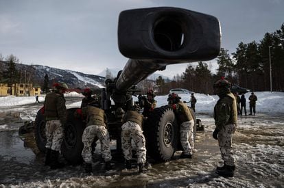 Unos soldados noruegos operaban un cañón de campaña, durante unas maniobras de la OTAN en el país nórdico, a mediados de abril.