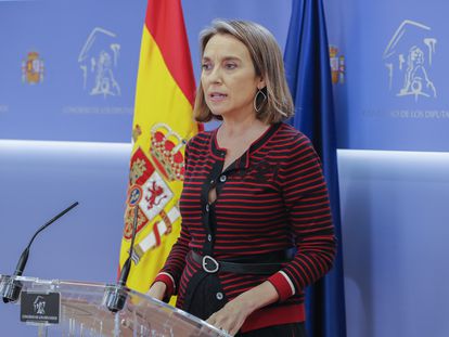 La portavoz parlamentaria del PP, Cuca Gamarra, durante su intervención tras la reunión este martes en el Congreso de la Junta de Portavoces.