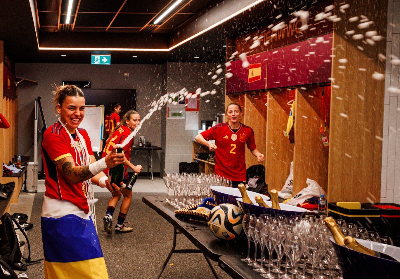 Jugadoras de la Roja celebran en el vestuario la victoria en la final del Mundial.