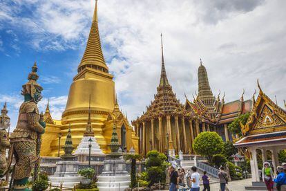 El panteón real, la biblioteca y una estupa dorada del Wat Phra Kaew o Gran Palacio de Bangkok.