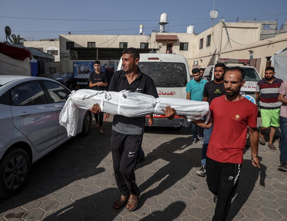El traslado del cuerpo de un niño de 11 años, muerto en un ataque israelí, a la morgue del hospital Mártires de Al Aqsa, en Deir Balah (Gaza), este viernes. 