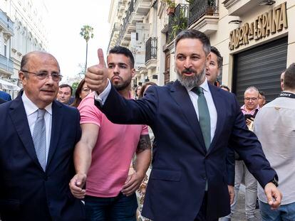 El presidente de VOX, Santiago Abascal, a a su llegada este lunes a la sesión constitutiva de las Cortes valencianas.