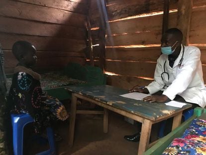 Un médico de la ONG Étoile du Sud atiende a una niña en un improvisado consultorio de la región de Kivu del Norte (República Democrática del Congo).