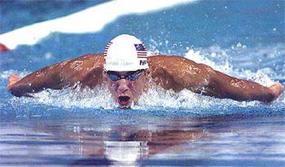 Michael Phelps nada mariposa en la semifinal de 200 estilo en la que batió el récord del mundo.