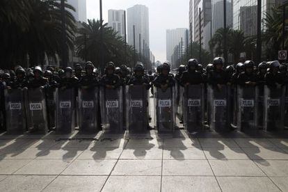 La policía desplegada este domingo en el centro de la capital mexicana.
