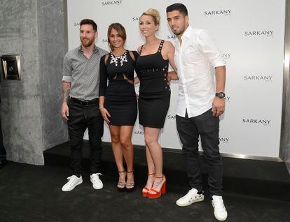 Lionel Messi junto a su esposa Antonella Roccuzzo, en la inauguración de la tienda de zapatos Sarkany en Barcelona.