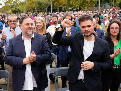 Gabriel Rufián (a la derecha) durante su presentación como candidato por ERC a la alcaldía de Santa Coloma de Gramenet. A su lado, el presidente de su partido, Oriol Junqueras, el 23 de octubre en la localidad barcelonesa.