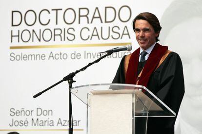 El expresidente del Gobierno Jos&eacute; Mar&iacute;a Aznar pronuncia un discurso despu&eacute;s de recibir el &quot;doctor honoris causa&quot; esta semana de la Universidad de las Am&eacute;ricas, en Quito (Ecuador).