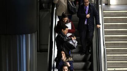 Varios viajeros del metro madrileño utilizan las escaleras mecánicas.