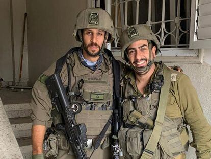 El actor Idan Amedi (izquierda) junto a su compañero Matan Zamir (derecha), en una foto del Instagram de Amedi.