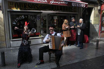 Dos músicos tocan en una calle del Barrio de las Letras durante un día de Mercado de las Ranas.