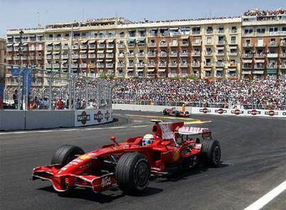 Massa, liderando con su Ferrari la carrera en el circuito de Valencia. Al fondo, terrazas y balcones repletos de aficionados.