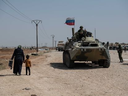 Soldados rusos escoltan a un convoy de civiles entre las localidades de Tell Tamer y Ein Issa en la autopista M4 y al noreste de Siria, frente activo entre las fuerzas kurdas y milicias locales pro-turcas.