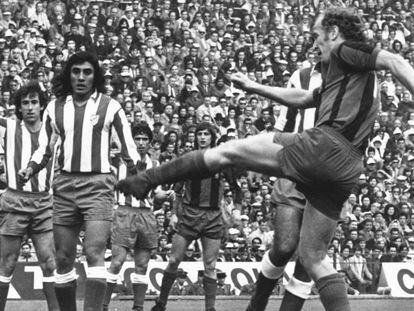 Marcial, el que patea, Heredia en primer plano, luego Adelardo y al fondo Alberto, junto a Cruyff, en un Atlético-Barcelona de la temporada 1973/74.