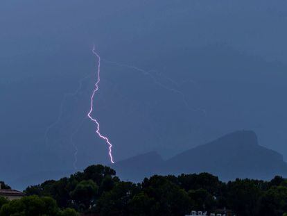 Un rayo cae sobre la isla de Dragonera durante una tormenta en la localidad mallorquina de Andrach.