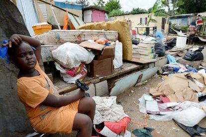 Una niña junto a los escombros de su casa en St. Catherine (Jamaica).