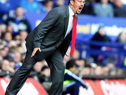 Rafa Benítez da instrucciones ayer durante el partido del Liverpool.