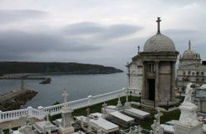 Vistas desde el cementerio de Luarca, con su espléndido emplazamiento frente al mar Cantábrico.