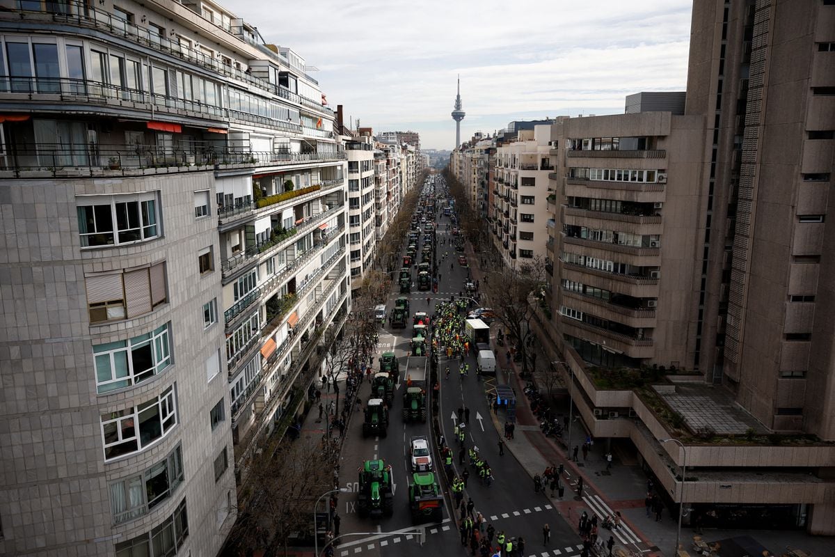 Las protestas de los agricultores, en directo | Cientos de agricultores y tractores toman el centro de Madrid en la protesta por la situación del campo | Economía