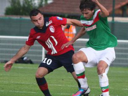 Iturraspe disputa un bal&oacute;n durante el encuentro amistoso entre el Athletic y el Lille disputado ayer en Dax.
