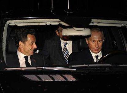 Putin conduce su coche, un Mercedes ML, acompañado del presidente francés, Nicolas Sarkozy, en su <i>dacha</i> de Novo-Ogarievo, cerca de Moscú.