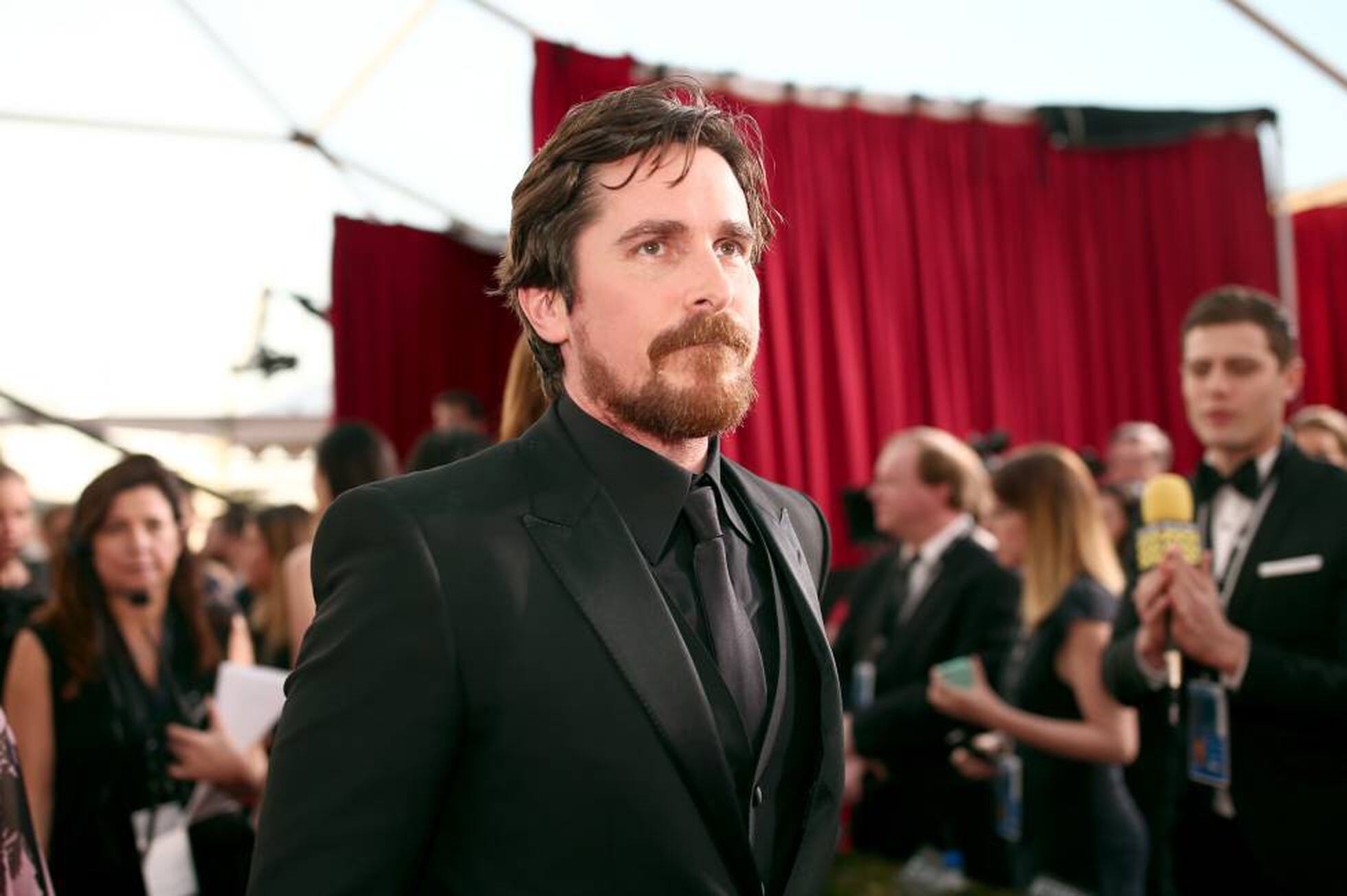 Christian Bale diz que teve hérnia de disco após engordar para