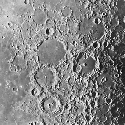 Detalle de la sección 33 de la Luna. La hilera central de cráteres está formada por los de Ptolomeo (superior), Alphonsus, en honor de Alfonso X (el central) y el cráter Azarquiel (inferior).