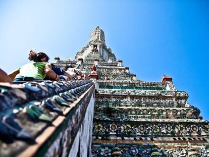 Turistas subiendo las escaleras del templo budista de Wat Arun, en Bangkok. 