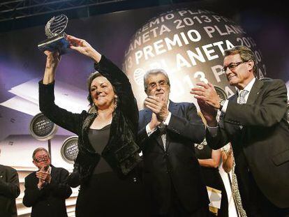 Clara S&aacute;nchez levanta el trofeo del premio Planeta, ayer en Barcelona, mientras aplauden (de izquierda a derecha) Pere Gimferrer, Alberto Blecua, Jos&eacute; Manuel Lara y Artur Mas.