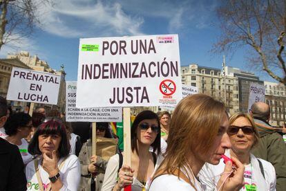 Barcelona. Pitos, carteles, la gente ha salido a la calle a demostrar su rechazo contra la nueva Ley de la Reforma Laboral