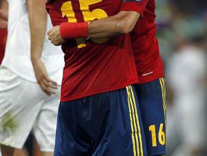 Busquets se abraza con Ramos al acabar el partido.