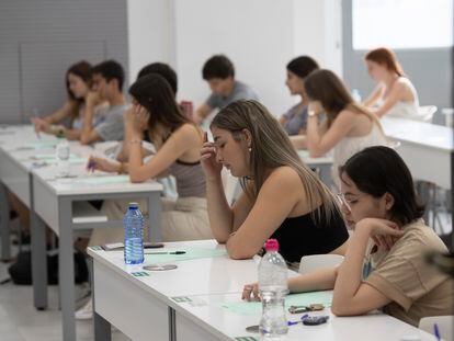 Un grupo de estudiantes, en una prueba de Selectividad en la Universidad de Sevilla, en junio de 2022.