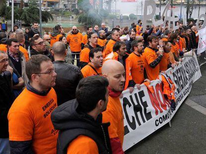 Trabajadores de Alcoa protestan frente al polideportivo San Francisco Javier, en La Coruña