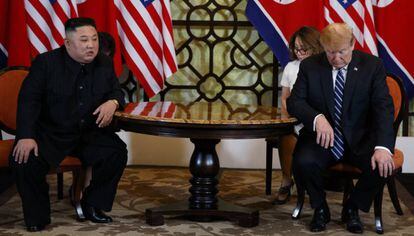 Donald Trump y Kim Jong-un, en Hanói, el pasado jueves.