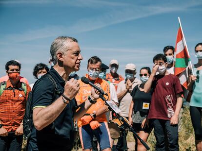 El lehendakari y candidato a la reelección, Íñigo Urkullu, este domingo en un acto electoral en la cima del monte Zaldiaran, en Vitoria.