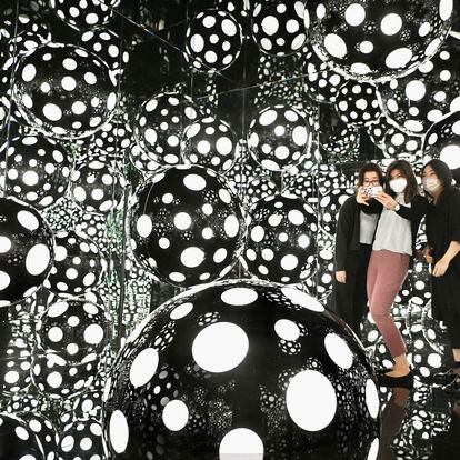 Varias personas se toman un selfi en una instalación de Yayoi Kusama expuesta en el M+ Museum, en Hong Kong.