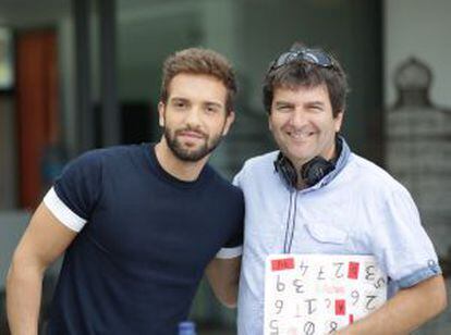 Pablo Alborán y el realizador Seli Martínez, durante la grabación del programa dedicado al cantante.
