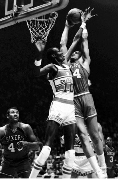 Manute Bol en una imagen de 1986, cuando jugaba para los Washington Bullets.