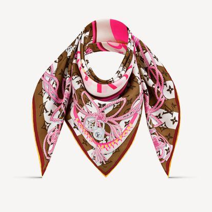 Este diseño de Louis Vuitton contiene varios elementos icónicos de la marca en el que por supuesto no puede faltar el motivo Monogram. La combinación del rosa y el marrón le dan ese toque sofisticado y original.

385€
